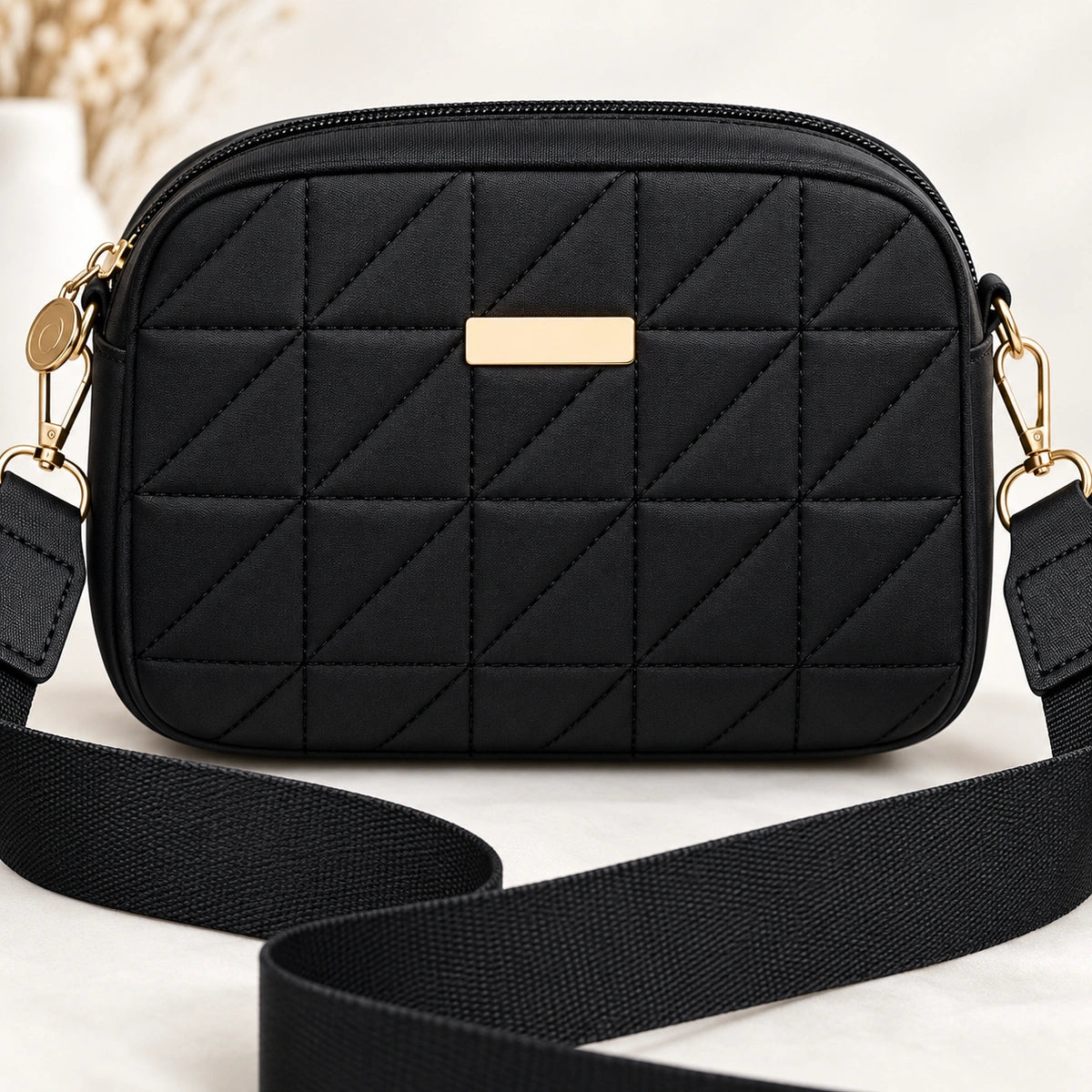 Bolso Manos Libres Negro con Diseño Geométrico | Compacto y Elegante