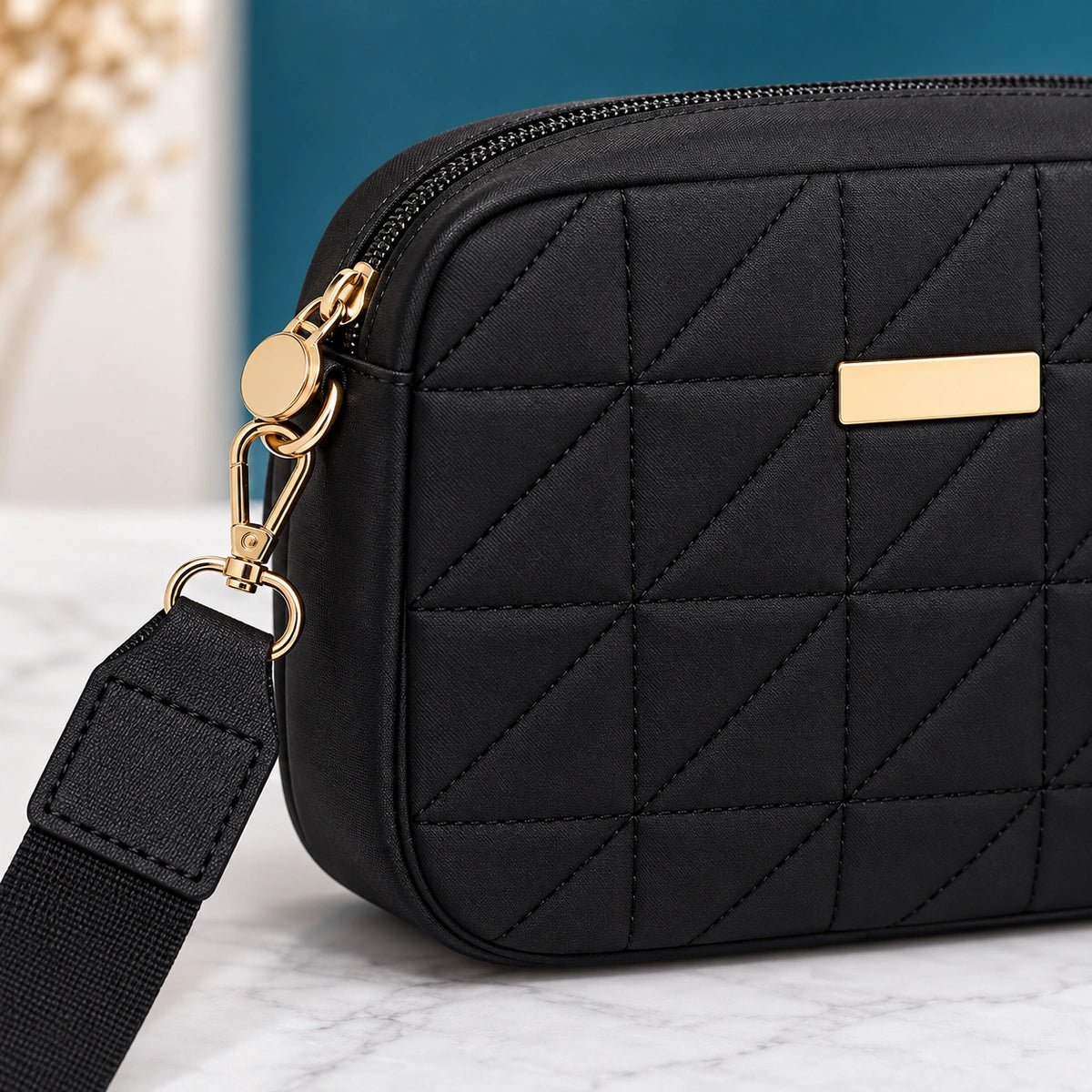 Bolso Manos Libres Negro con Diseño Geométrico | Compacto y Elegante